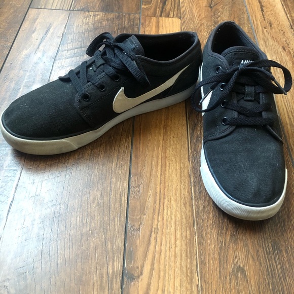 Nike Coast Classic Canvas Sneakers - Picture 3 of 6